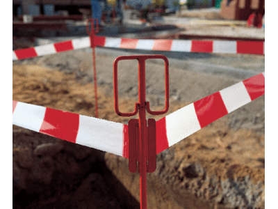 Absperrung mit rot weißem Absperrband und Einschlagpfosten aus Stahl