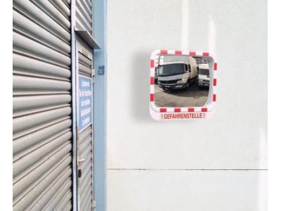 Verkehrsspiegel mit Warnhinweis