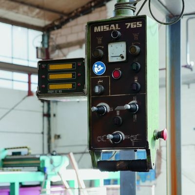Gebotsaufkleber an Maschine