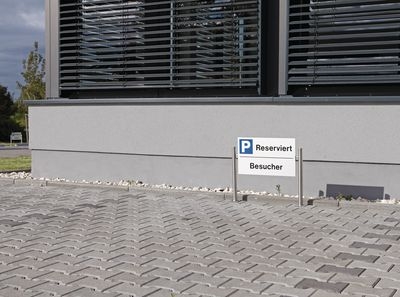 Edelstahlschilder mit Bodenplatte