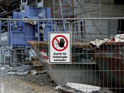 Kombinationsschild mit Symbol „Ausgestreckter Hand“ und Text „Zutritt für unbefugte verboten“
