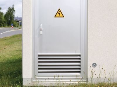 Verteilerhäuschen mit Warnschild