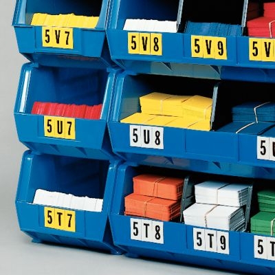 Lagerkästen beschriftet mit selbstklebenden Buchstaben und Ziffern