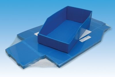 eine Packung Lagerkästen flach eingeschweißt und ein zusammengesteckter Lagerkasten Farbe blau