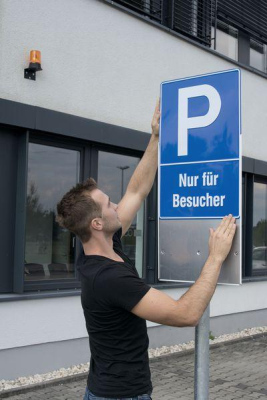 Schild wird in Schilderhalter eingeschoben