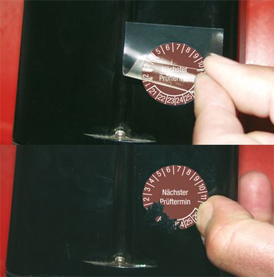 Übertrag der Plakette mit einer Folie. Nach Verklebung zerreißt Plakette in kleine Stücke