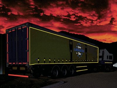 LKW mit reflektierender Konturenmarkierung bei Dunkelheit