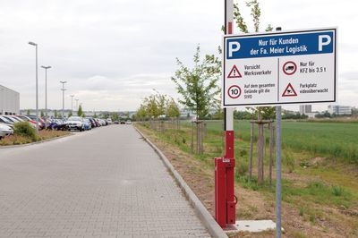 Parkplatz mit Parkplatz Kombinationsschild nach Kundenangaben