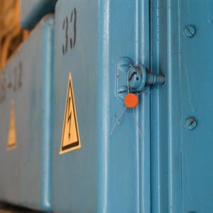 Plombe mit Knotenkammer aus Kunststoff, orange mit Plombendraht