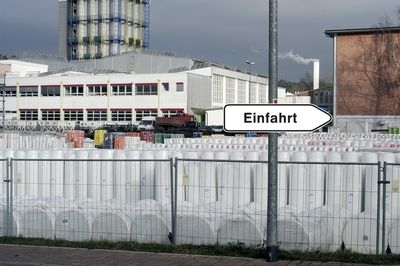 Wegweiser-Schild Einfahrt vor Firmengelände