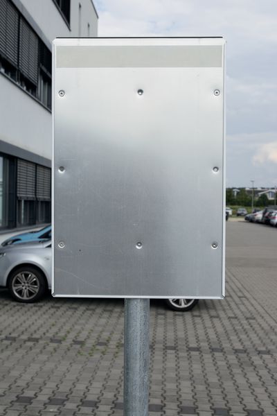 Verstellbarer Schilderhalter - Für Pfosten 10-38cm Durchmesser