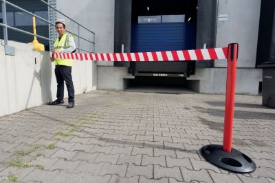 Absperrung für Außen mit Gurtpfosten