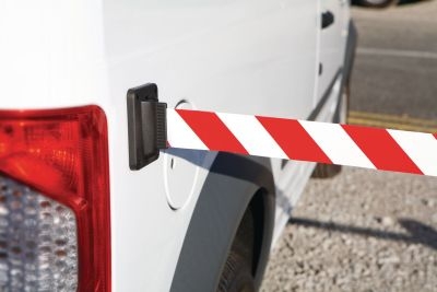 Absperrung am Lieferwagen mit Skipper Magnethalter