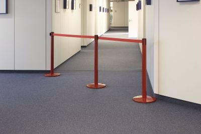Durchgangssperre mit drei Gurtpfosten und zwei Absperrgurten
