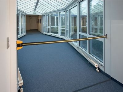 Durchgangssperre mit Wandgurtkassette und Gurtband