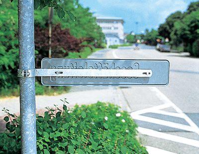 Einarm-Rohrschelle mit Schild am Rohrpfosten