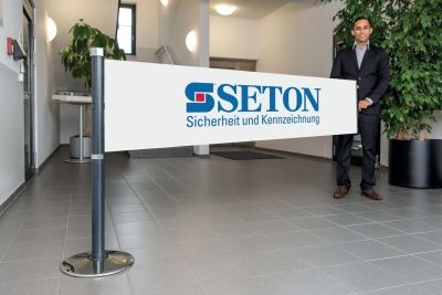 Gurtpfosten mit Werbebanner