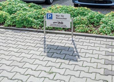 Kennzeichen-Schild mit Abschlepphinweis