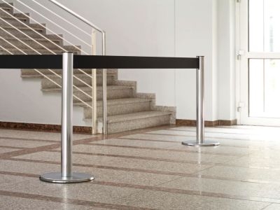 Personenleitsystem Design mit Aluminium-Gurtpfosten