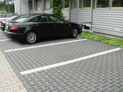 Parkplatz mit Markierungsstreifen