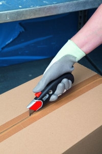 Paket wird mit einem Sicherheits-Kartonmesser geöffnet