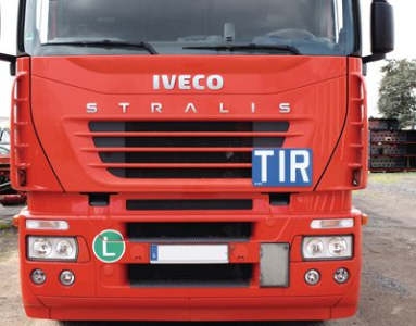 LKW mit TIR-Warntafel am Führerhaus