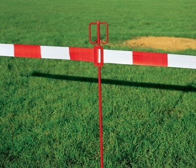 Absperrung mit rot weißem Flatterband und Einschlagpfosten aus Stahl