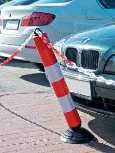 Flexibler Parkpfosten mit Absperrkette