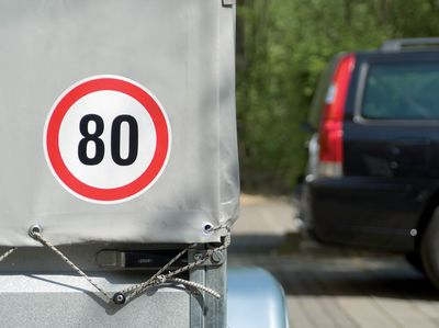 Geschwindigkeitsschild mit Höchstgeschwindigkeit 80 km/h