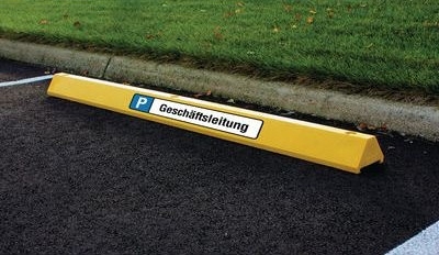 Parkplatzbegrenzung mit Parkschild